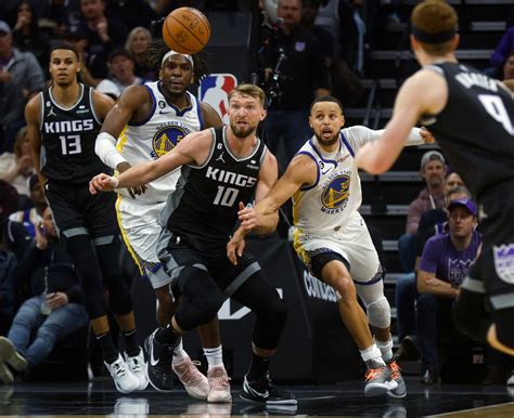 NBA playoffs live updates: Warriors down, in foul trouble in third quarter of Game 2 vs. Kings